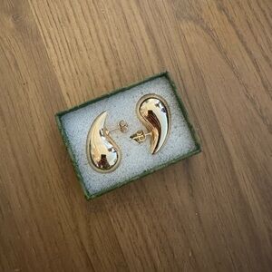 Elegant Gold Teardrop Earrings